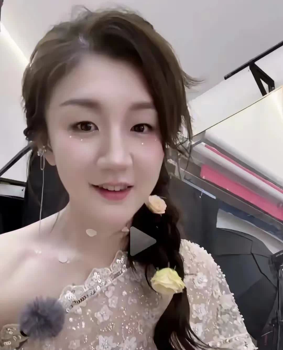 这才来娱乐圈几天呀，陈梦就变化了！看看这两张照片对比，忽然发现这第一张照