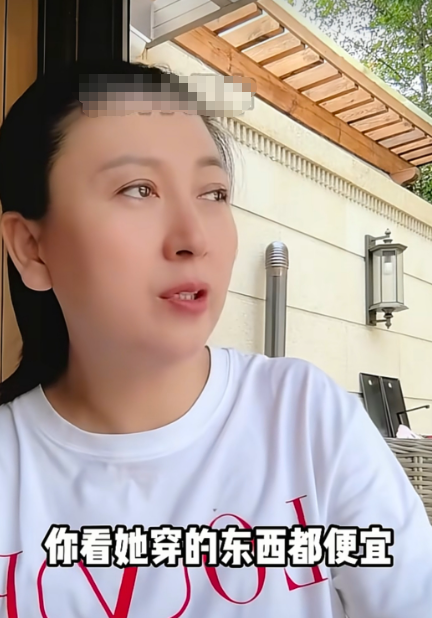 我开始心疼闫学晶的儿媳妇了，婆婆闫学晶对她的好，太像演戏了！用200万婚