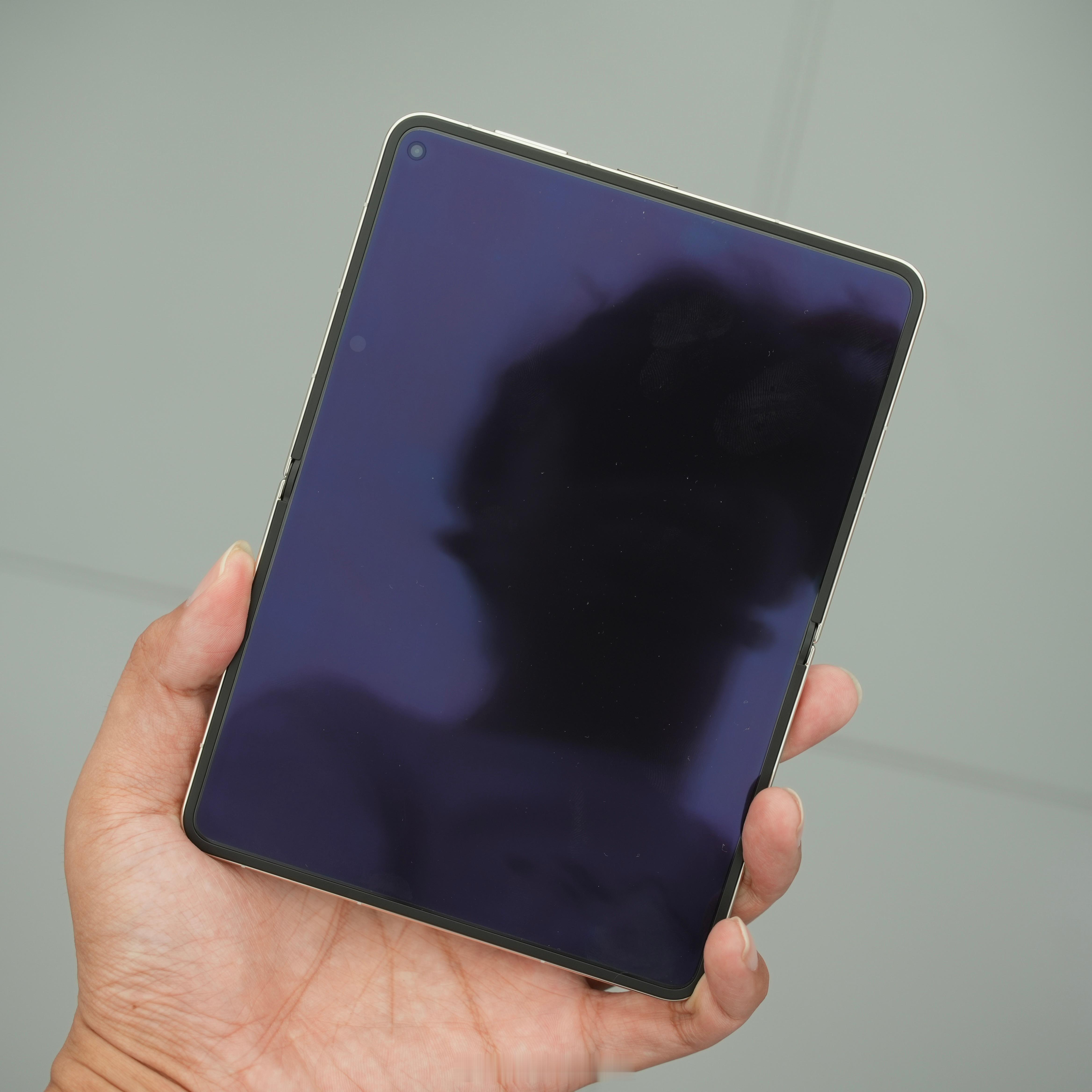 华为PuraXMax这个折痕控制非常不错，是华为迄今为止最平整的折叠屏，正面