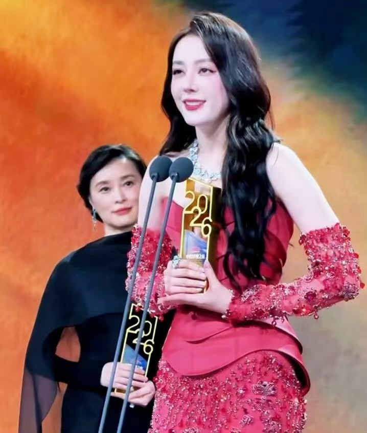 吴越看迪丽热巴的那个眼神真的是前辈在看后辈的感觉我也说不上来但就是有点感动