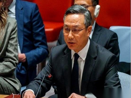 我跟你说，这事儿最有意思的，就是看着一个气势汹汹的家伙，想当街抢劫，结果一脚踹在