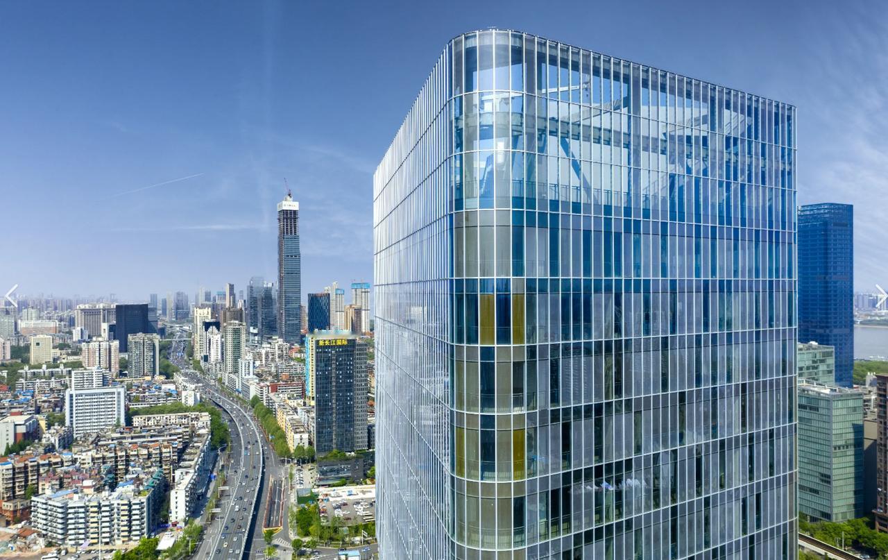 一个非常可怕的信号：大佬们（京东阿里）在疯狂囤地。阿里72亿、京东35亿，扎