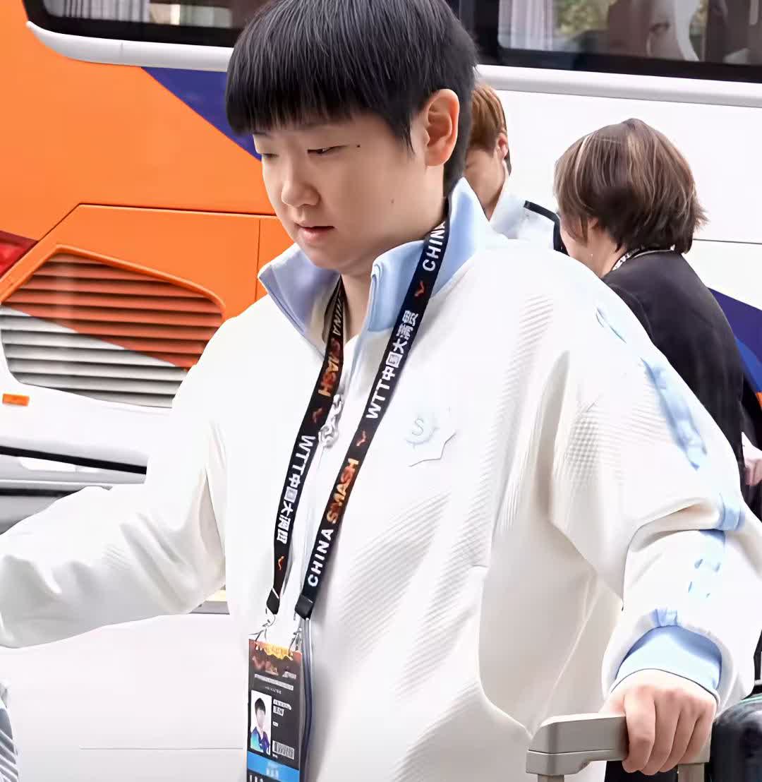 一看这三个小孩就是一家的。前面河北两兄妹穿的都是李宁款，妥妥的亲兄妹装扮，爹