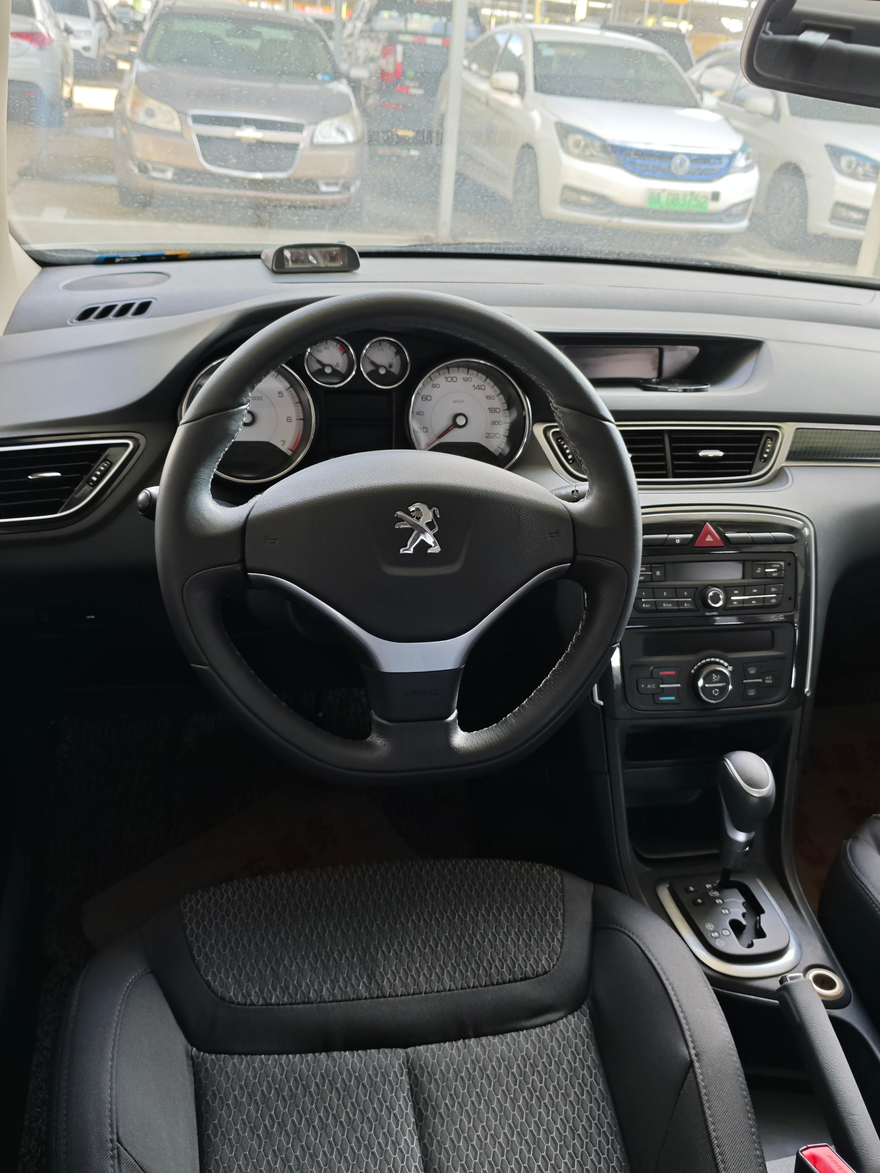公里数少的车，内饰也格外的新。这辆15年的标致308只跑了7.1万公里，内饰是不