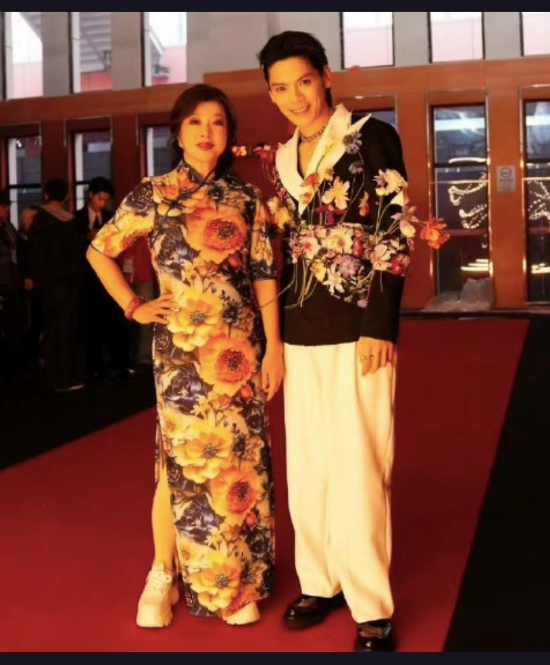 75岁刘晓庆红毯造型引热议，旗袍配运动鞋，这究竟是时尚新潮流还是大胆挑战传统？