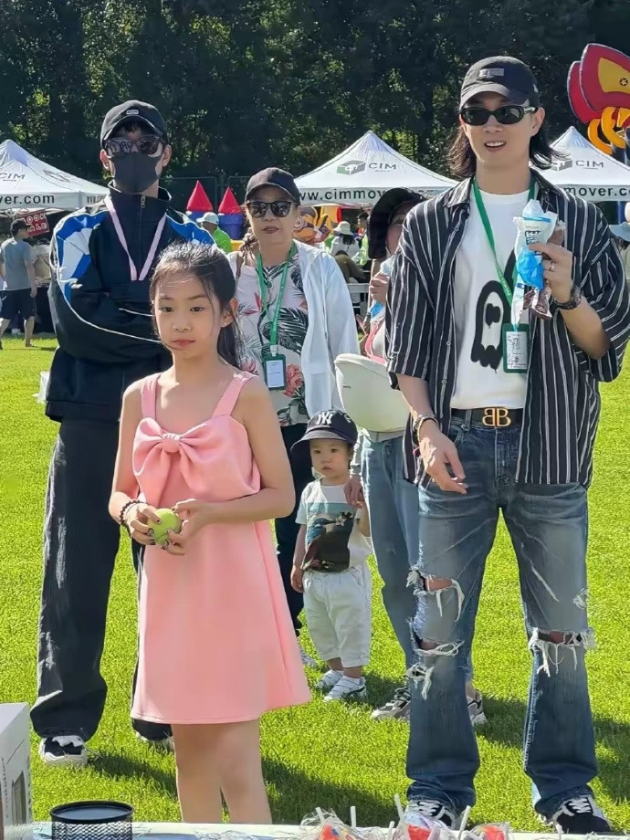 基因真的好神奇！明明小时候和妈妈一模一样，长大了却更像爸爸了