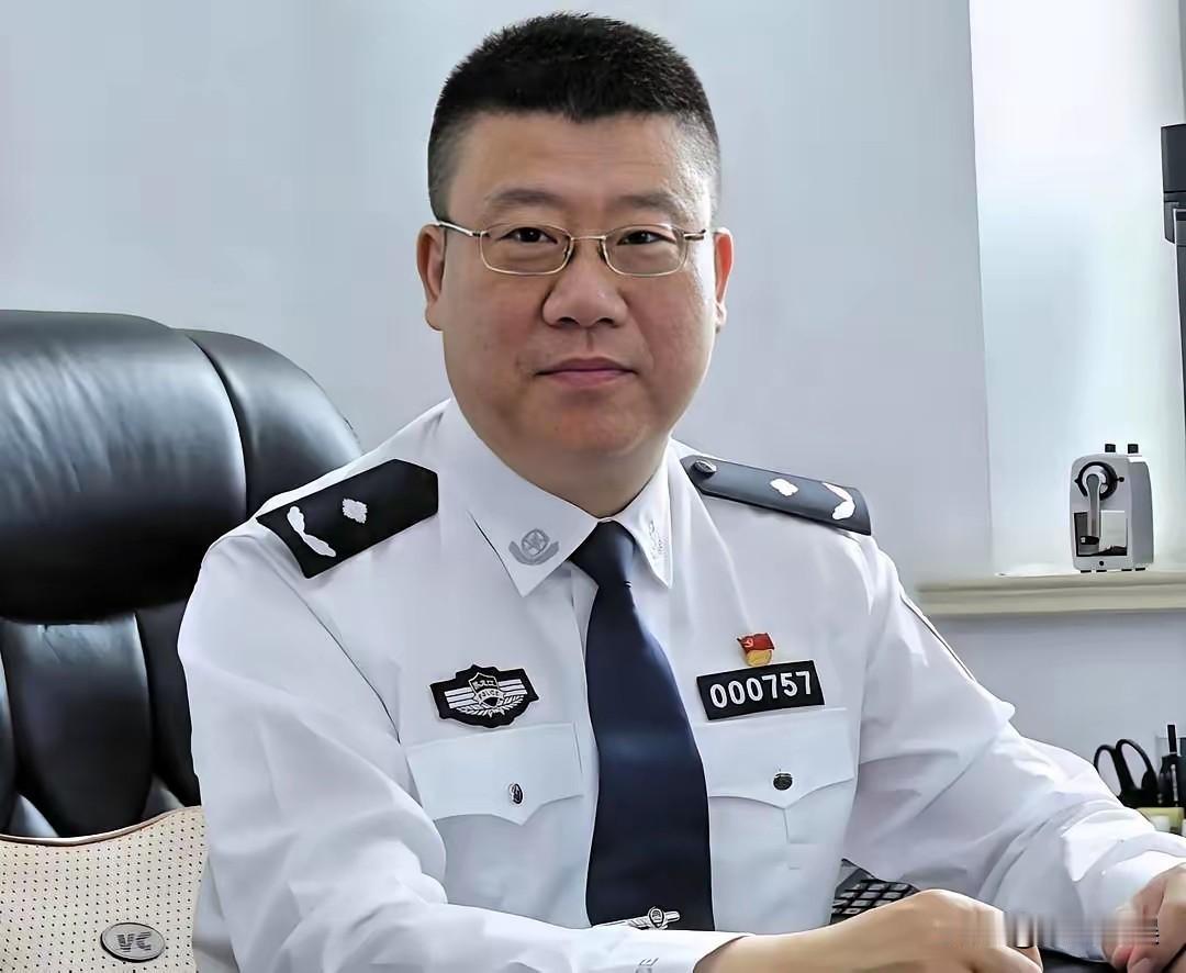 他管的是警队的“粮草”。​枪、车、装备、经费，哪一样都过他的手。在黑龙江省公安