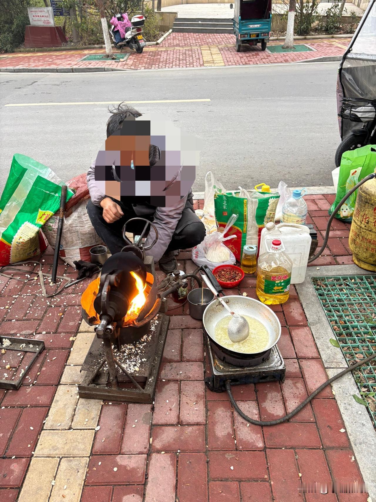 今天找了一波儿时的回忆！今天下班快到小区的时候，看见路边有个摊子在炸爆米花。