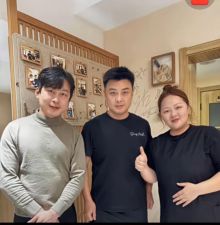 王皓指导带队出征国乒开年第一战，多哈冠军赛，王皓指导出征前先理个发精神精神，虽然