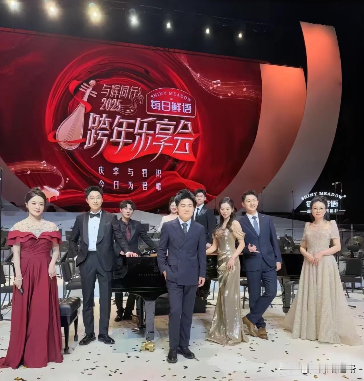 董宇辉的跨年晚会让导播间都慌了！三个小时，他一个人站在台上，手里没提词器，眼前没