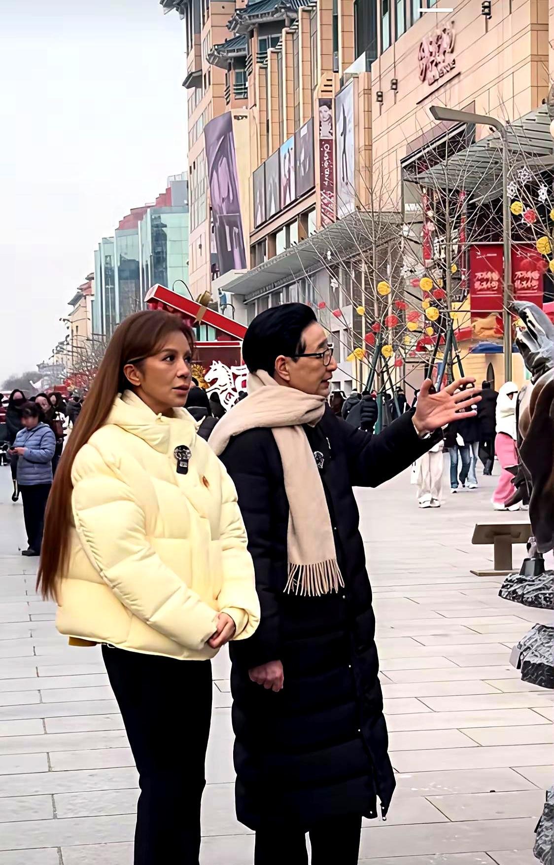 朱迅52岁真容曝光，人群瞬间鸦雀无声，你以为是岁月？错了！王府井，她一身米黄