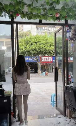 河南郑州，有一名男子周末不用上班，在出门逛街的时候，经过一家美容美发店，看到美发
