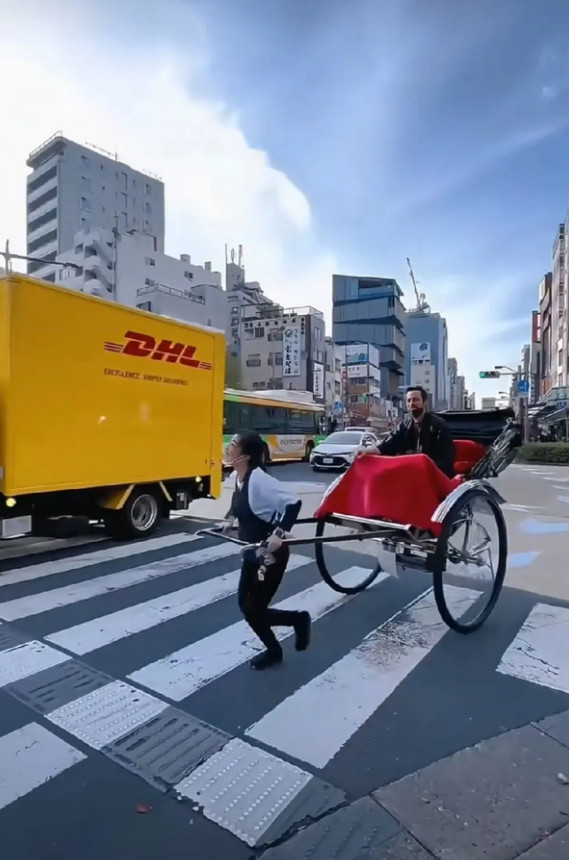 有没有去过日本的？这是真的吗？日本路上流行年轻女子人力车？