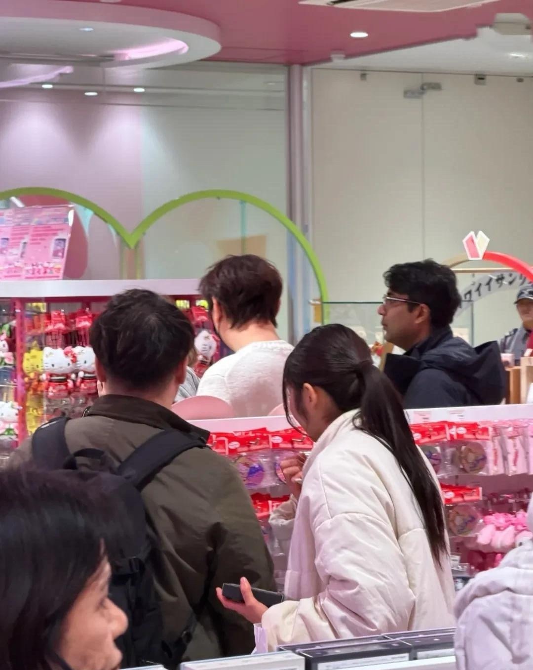 王思聪和懒懒，俩人够长情啊，这是奔着结婚去的吗？王思聪和懒懒，现身日本原宿。王思