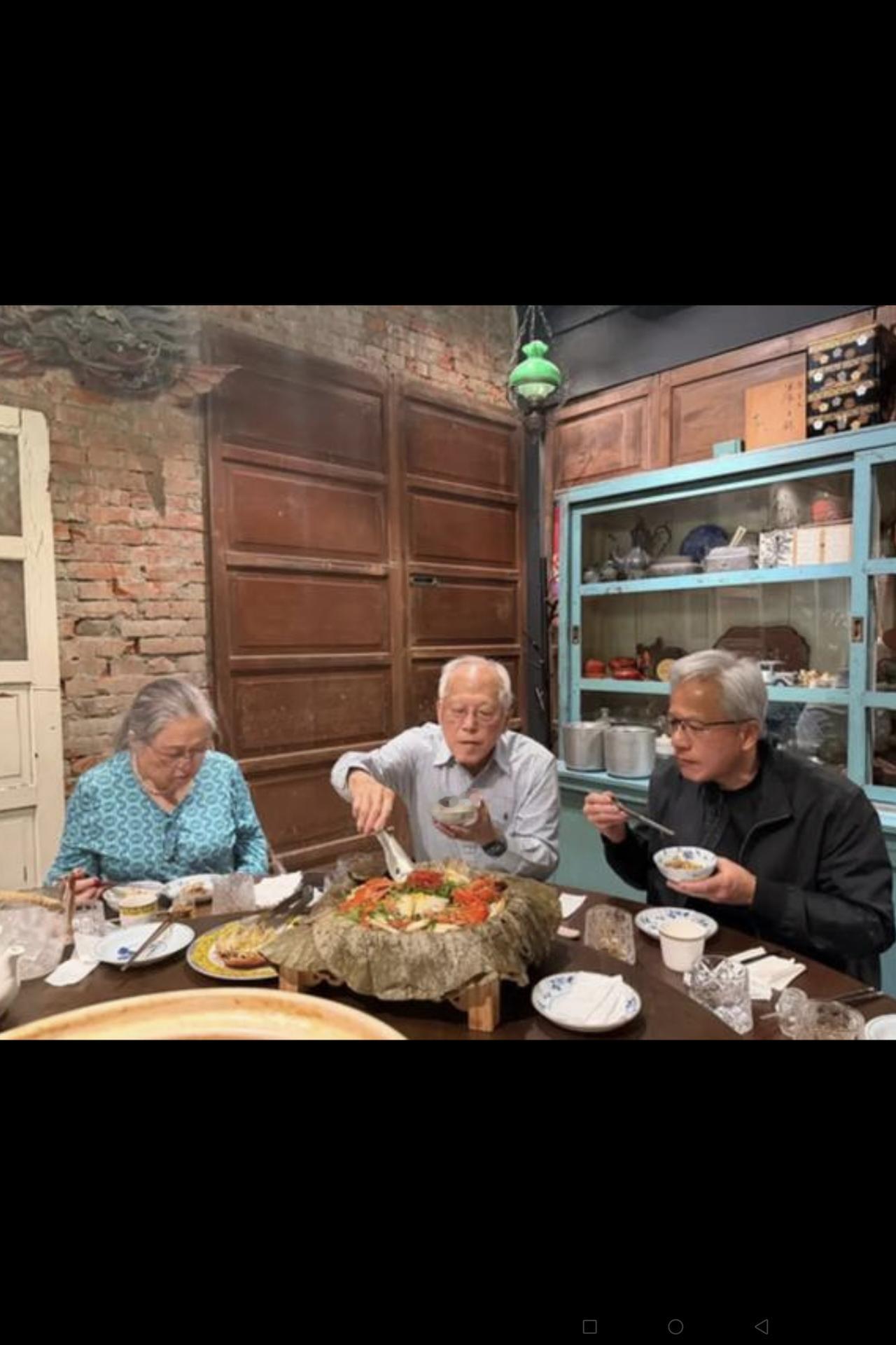 一个疑惑的问题？英伟达老板黄仁勋到台湾去看望父母，父母家中的房子怎么会如此的破