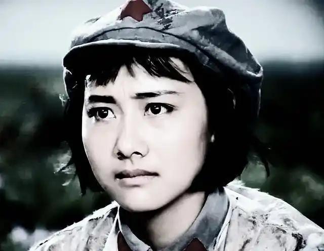 1940年，敌人把一昏死过去的西路军女战士扔进了垃圾坑里，她刚缓缓睁开眼睛，一个