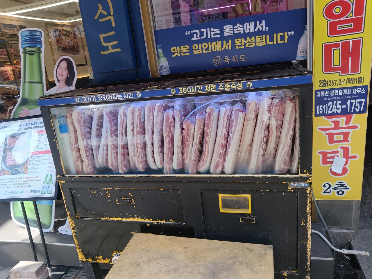 现在还能撑下去的门面生意，恐怕只剩下餐饮业了。我以为只有上海是这样，一个门面兜