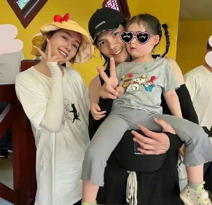 向佐：老婆，芷儿一笑我心都化了。郭碧婷：看你那样，恨不得一天到晚抱着她不放。