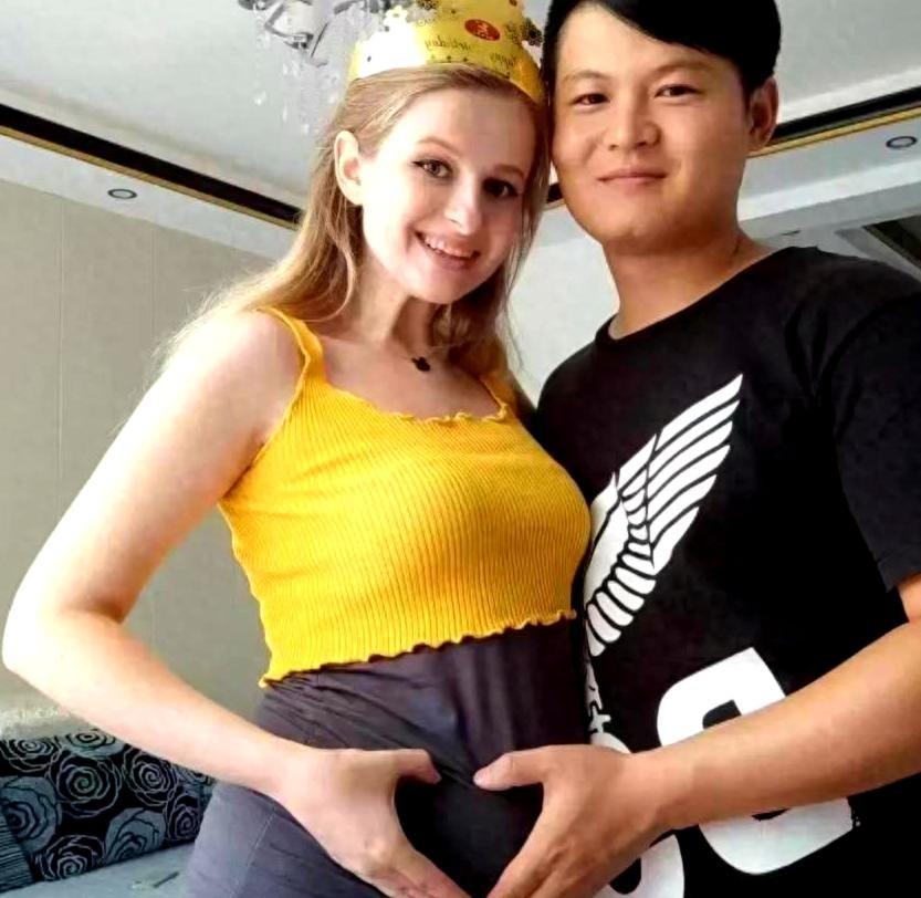 2021年，28岁的内蒙古小伙郭少在乌克兰留学时娶了19岁的尤利娅，婚礼当晚，新