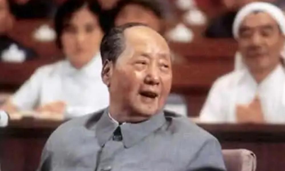 1981年，有人想动手否定毛主席，胡乔木提出不再称“毛主席”，改叫“毛泽东”，但