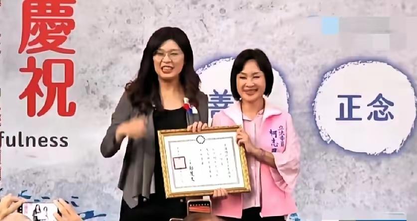 郑丽文向柯志恩送上派任书，​郑丽文说，民进党吃相难看，高雄欠了某些人什么吗？今天