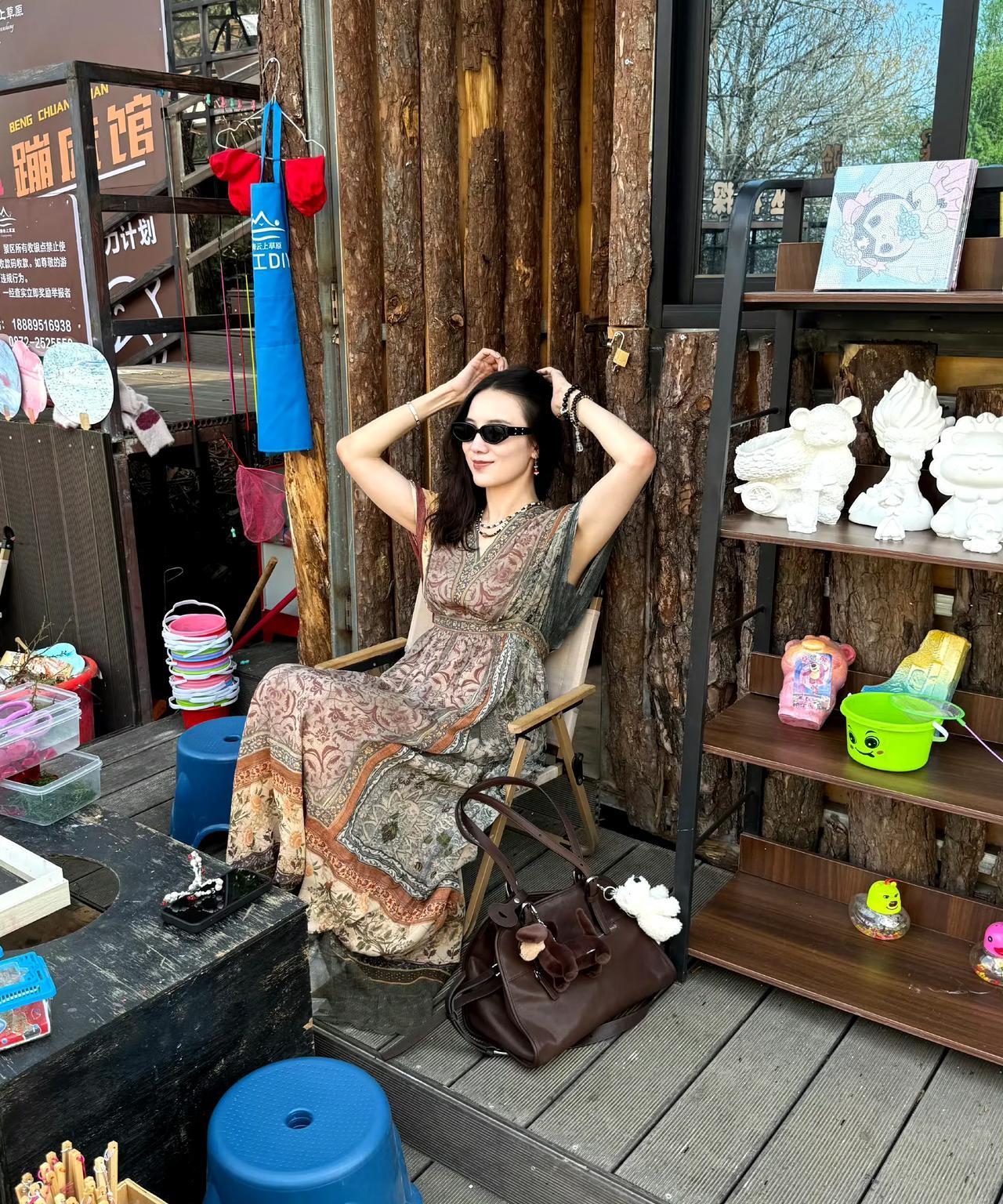 她怎么可以这么美，这才是40+女人的顶级美貌，肤白貌美大长腿，气质清冷脱俗，文艺