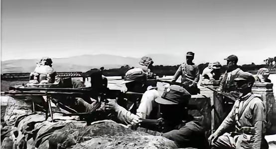 1939年，正在清点战利品的八路军缴获一门木头做的假炮，刚想要烧了，旁边的杨得志