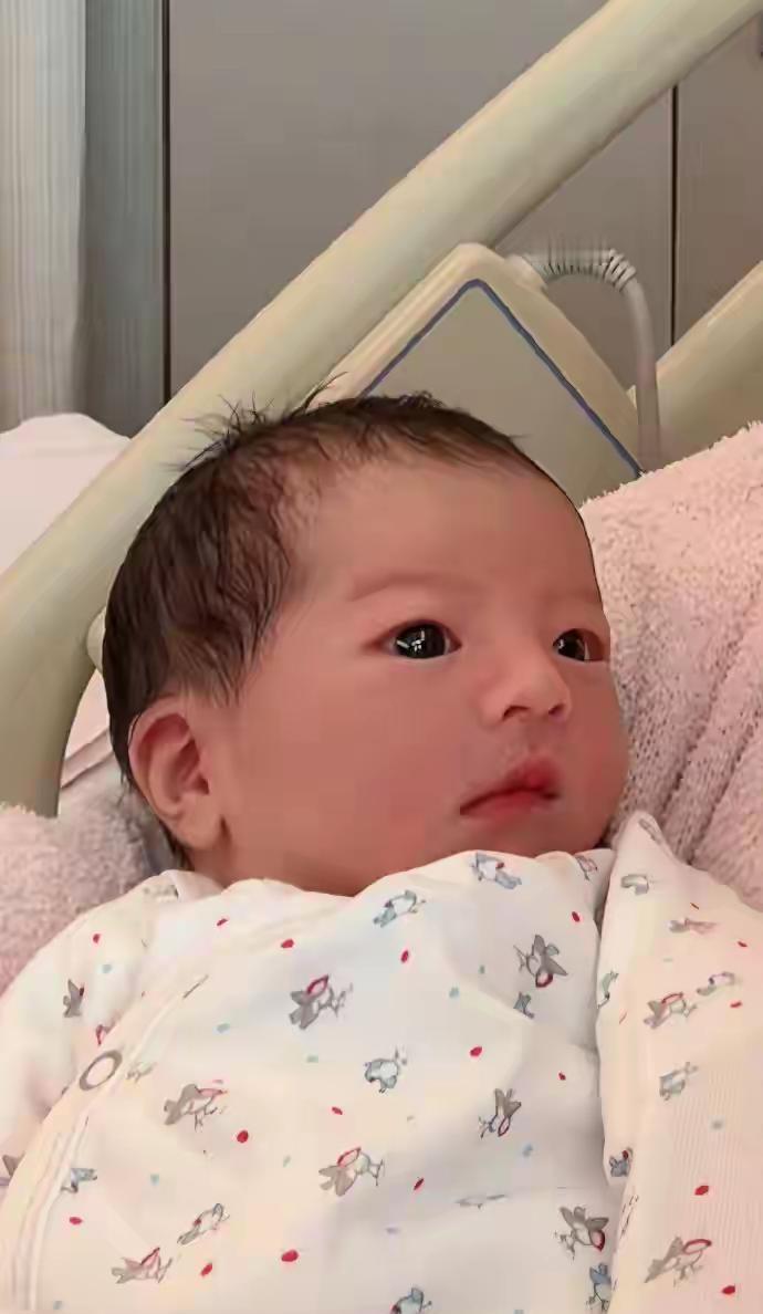 55岁的郭富城当爸了！第三胎是个闺女，母女平安。港媒拍到他全程陪产，俩大女儿