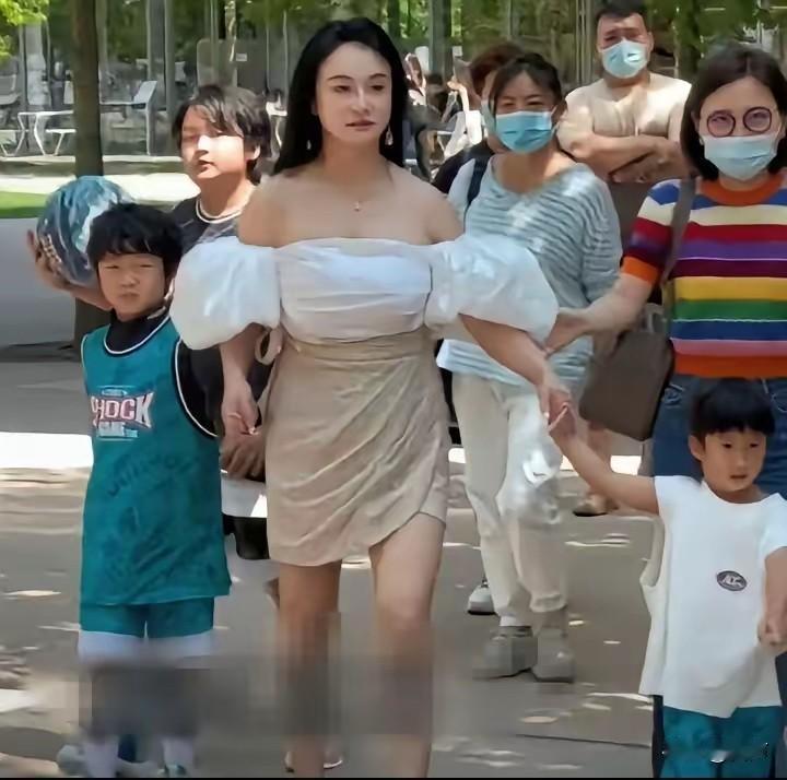 终于知道邹市明为啥赔光2亿身家了，看她老婆冉莹颖，去幼儿园接孩子还穿这么暴露，