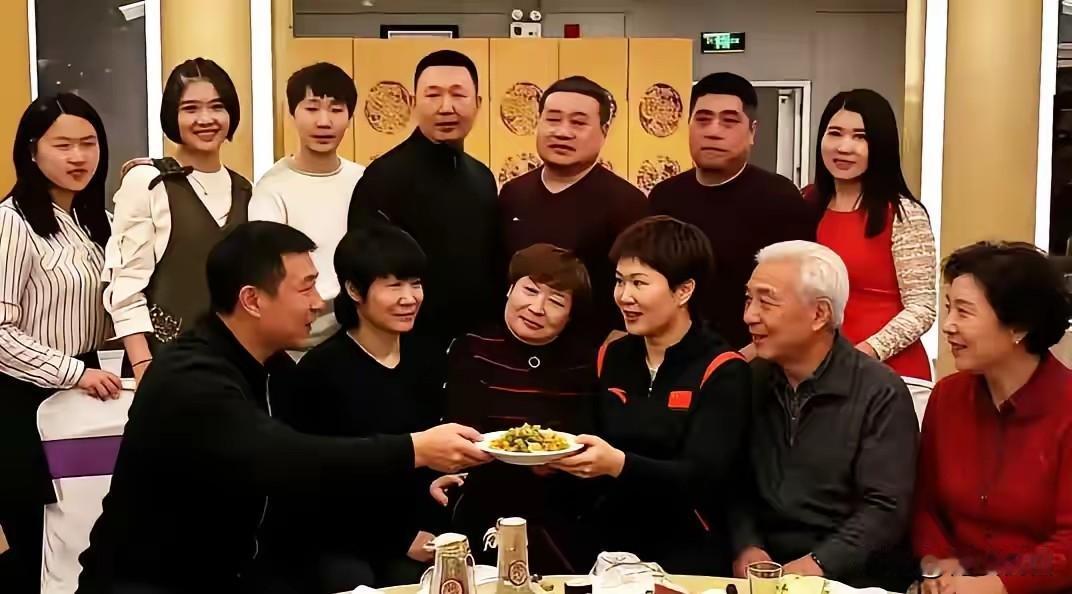 看完王曼昱家宴照，感动之余更觉沉重。冠军家庭的光环背后，是父亲那间撑起梦想的肉夹