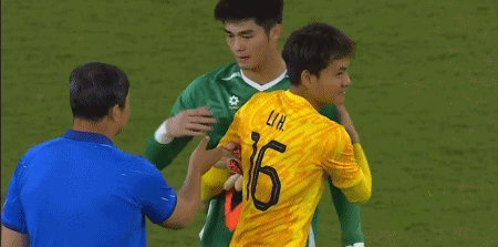 对手也认可！比赛结束后，越南U23门将陈忠坚与门将教练李云在与李昊握手致意。u2