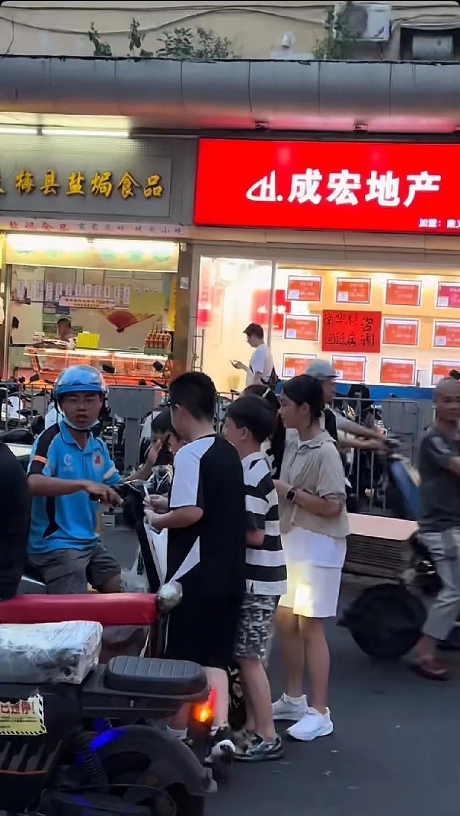 原来还有外卖代送这个行业在写字楼下看到一群孩子围着外卖员，我还挺纳闷的这是怎么