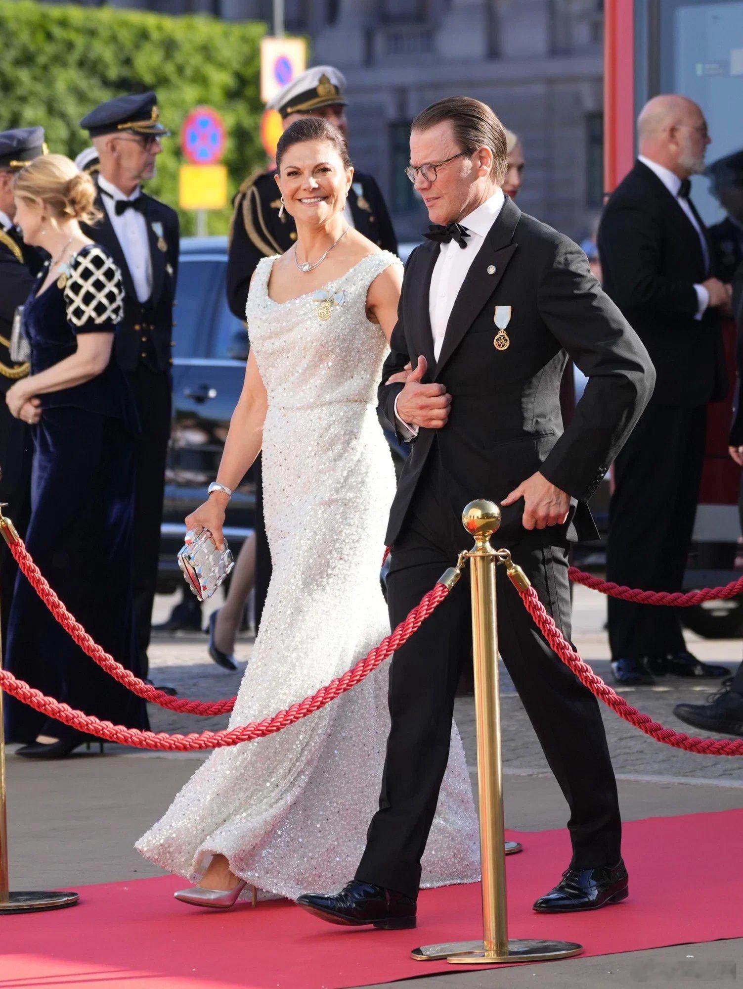 瑞典王室🇸🇪6月13日，王室成员在皇家歌剧院出席国王夫妇金婚50年庆祝晚会