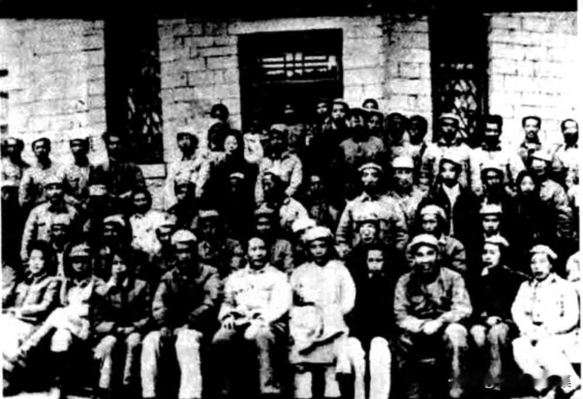 1942年延安文艺座谈会时与毛泽东等合影（局部），​第三排左起第四位是陈学昭。她