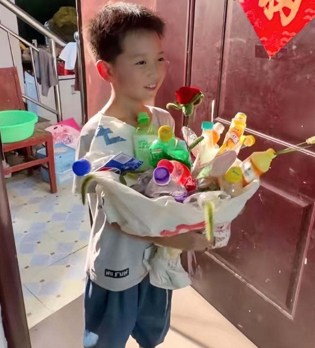 破防了！河南郑州，这个8岁男孩火了！他面对众多围观的大学生，勇敢的说出:"我