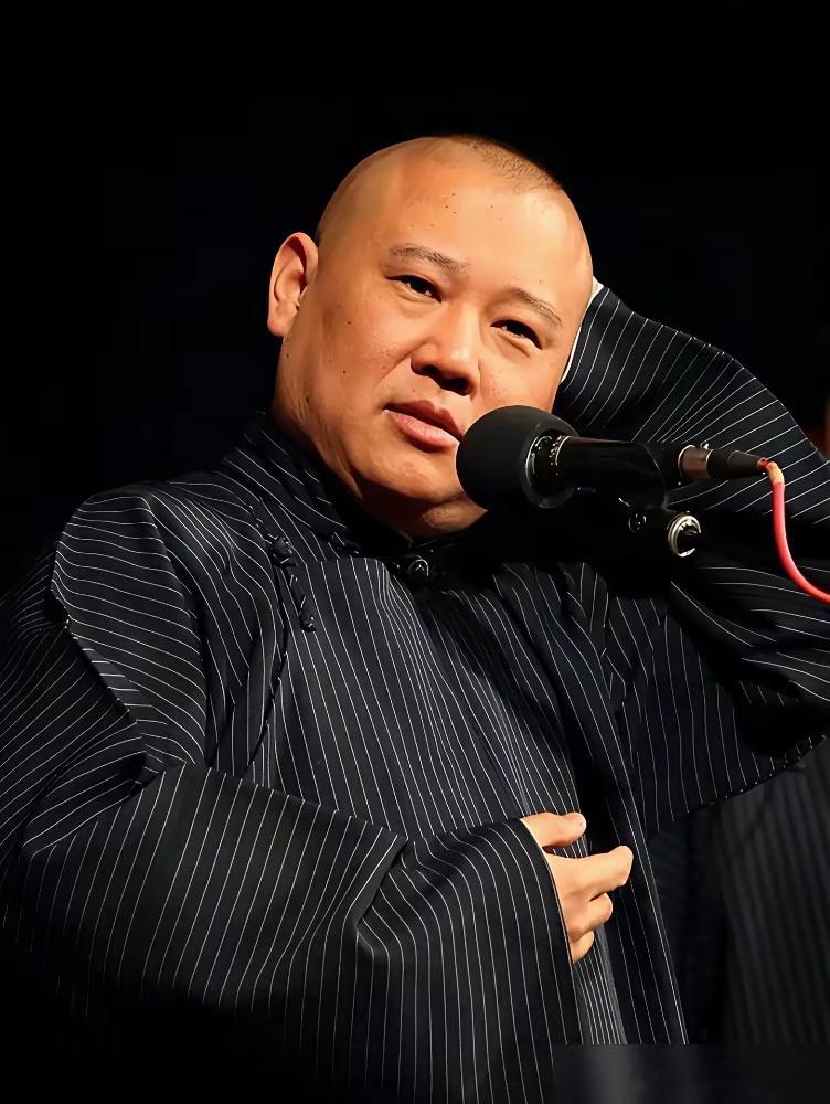 这个谐音梗，讽刺拉满了！直播里，曹云金看到有人刷“德纲输了”。他直接说，相声演员