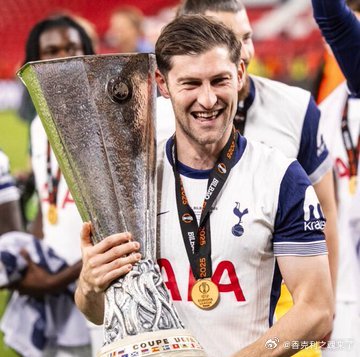 电讯报记者马特·劳透露热刺球员本·戴维斯被视为赛季末临时主教练选项，反映俱乐部内