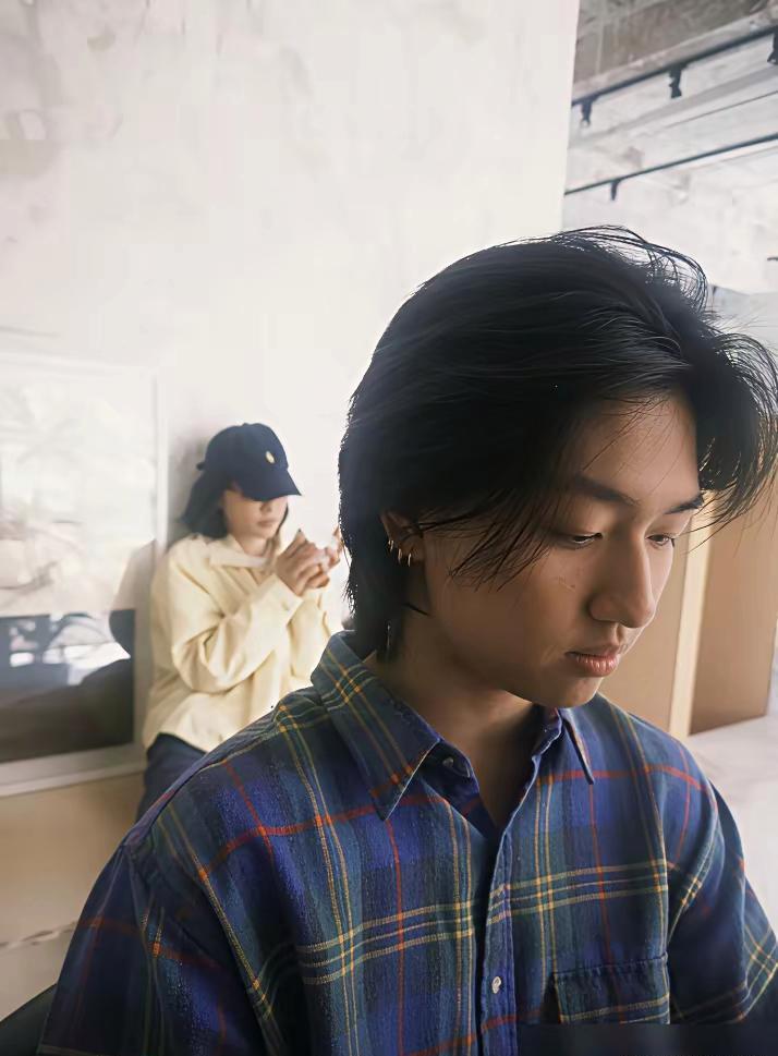 白百何的儿子元宝剪掉长发后，外形帅气出众，18岁他身高近1米9，比起他爸陈羽凡，