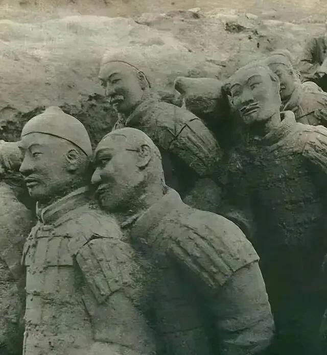 秦始皇陵兵马俑刚出土时候的样子[大笑]