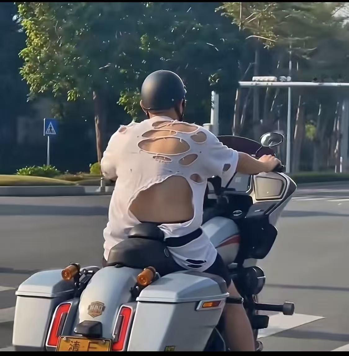 买二十万的摩托洒洒水不眨眼，一件20块的T恤抠索索不啥得，唉…富人的人生我们不懂