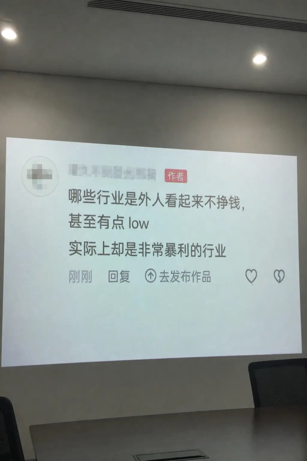 此时此刻至少有五万中国人在缅甸的山沟里淘金，没水没电没网络，得益于居高不下的金价