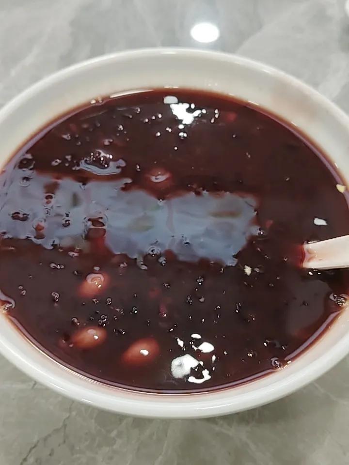 早上吃了一碗八宝粥和一个包子一个茶叶蛋，元气满满，去拜访客户！