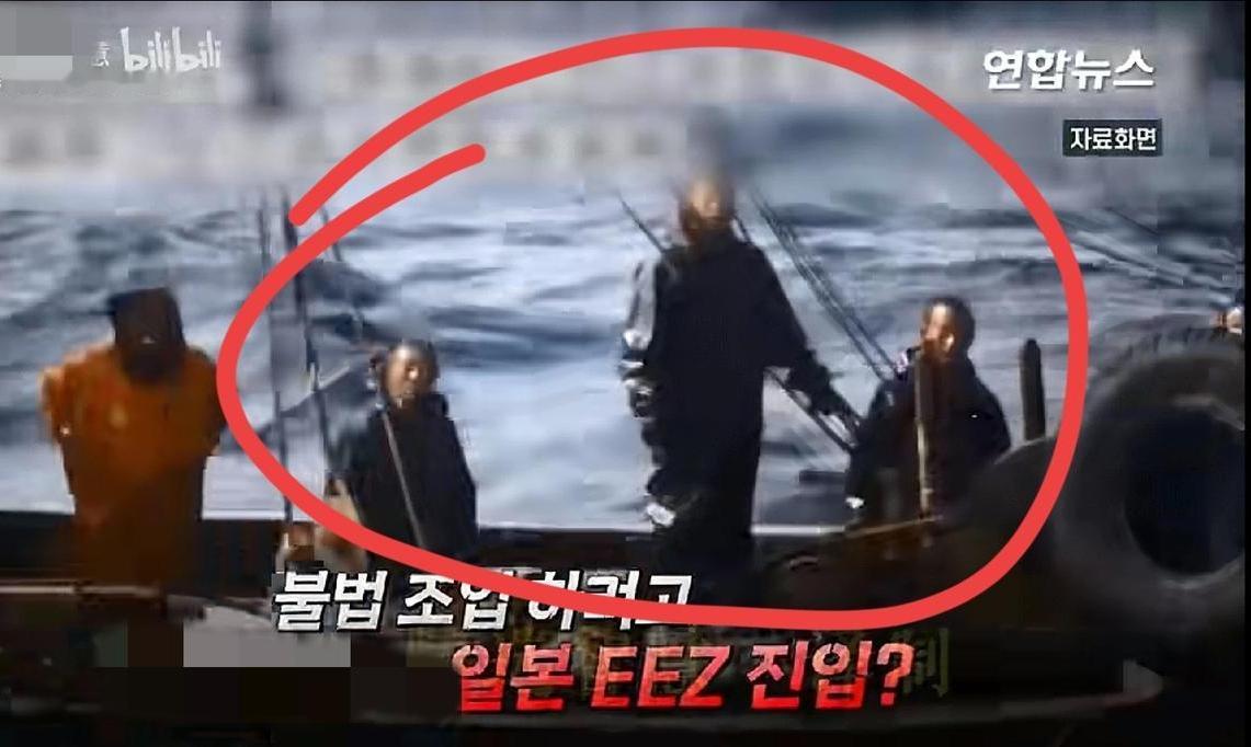 日本非法扣押中国渔船，韩媒报道现场视频，船上三位中国面貌大叔，目测4、50岁，穿