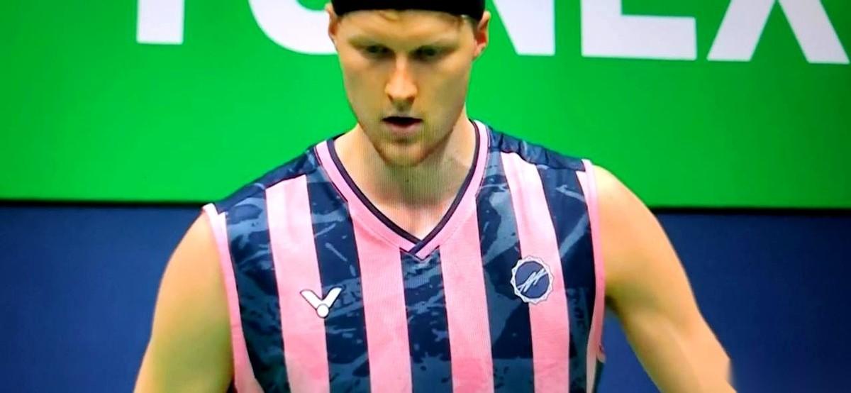 冠军到手那一刻,安东森直接瘫了。连举起拳头吼一声的力气,都没了。就那么站着,