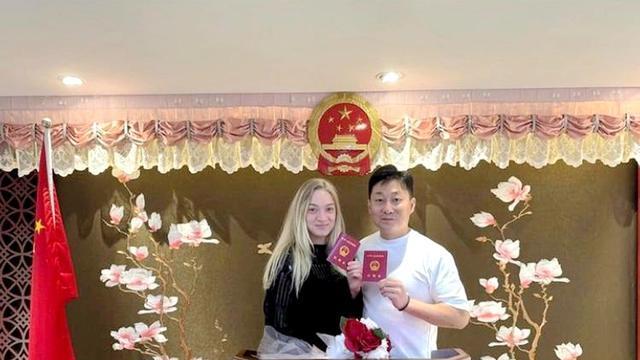 俄罗斯体操女神成中国媳妇,和丈夫高调秀恩爱,不后悔来华执教