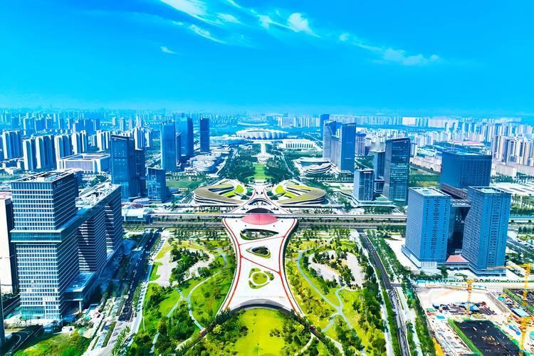 东边：浐灞国际港，生态环境优美，拥有灞河、世博园等优质生态资源，教育资源丰富，铁