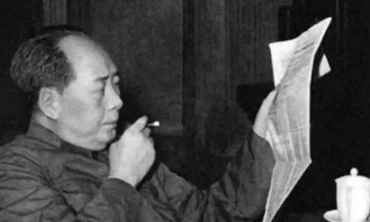 1962年，杨开慧母亲向振熙老人去世了，消息传到中南海，秘书轻手轻脚走进来，把电