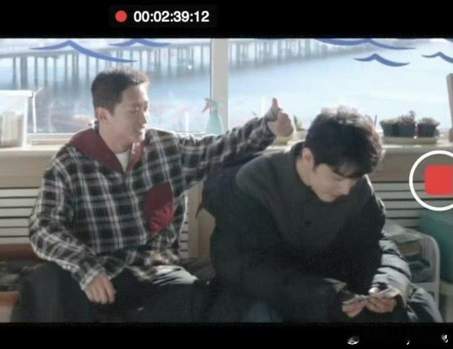 小城良方演员都偷偷在肖战背后比赞肖战就这样被大广告牌雷一大跳小城良方片场也太欢