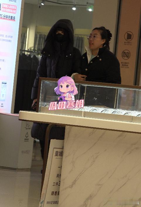 林俊杰刚官宣8天的小21岁女友七七，被寒姐拍到1月5号现身派出所报案！口罩遮得严