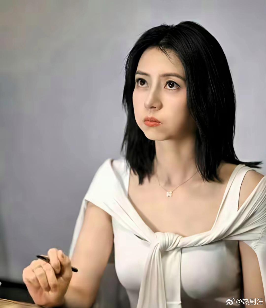 高圆圆估计是练过力量，手臂粗了一圈，看起来更有女人味了